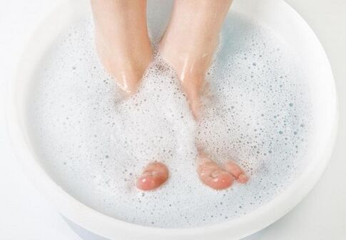 Bain de soude pour traiter la mycose des ongles